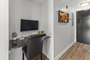Modern Flat off Meridian - Walk Anywhere Downtown