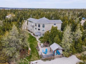 Stunning Waterfront W Spa Dog Run