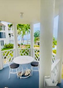 Tropical Escape Studio - 5 Min Walk to Ochi Beach & Nearby Hotspots