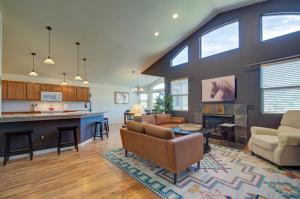 Picturesque Pueblo at Palmer Lake Sleeps 14