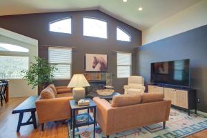Picturesque Pueblo at Palmer Lake Sleeps 14