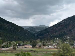 Picturesque Pueblo at Palmer Lake Sleeps 14