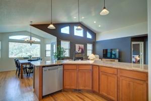 Picturesque Pueblo at Palmer Lake Sleeps 14
