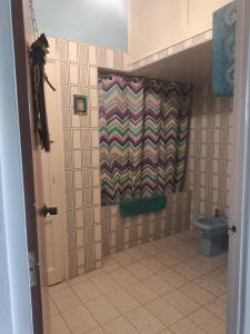 Habitación grande con balcón y mucha luz