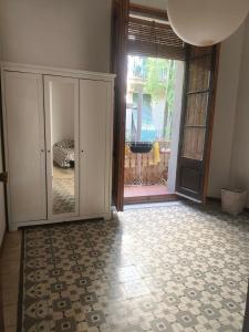 Habitación grande con balcón y mucha luz