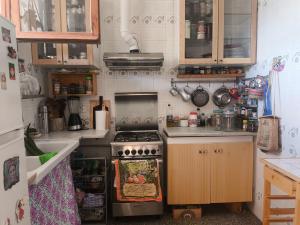 Habitación grande con balcón y mucha luz