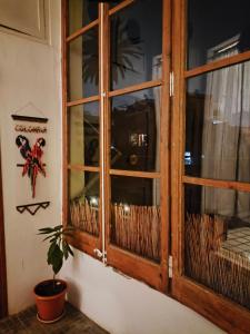 Habitación grande con balcón y mucha luz