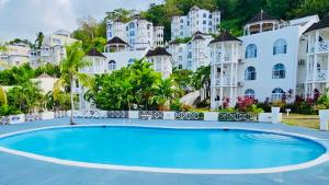 Tropical Escape Studio - 5 Min Walk to Ochi Beach & Nearby Hotspots