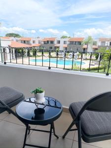 Modern Pool Side, 3 Bdrm House with parking