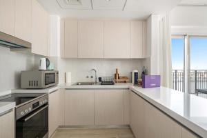 Silkhaus Vacation Homes Canal view 3BDR with Maid Room Near Ferrari World