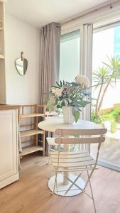 Appartements Splendide Studio parking clim terrasse : photos des chambres