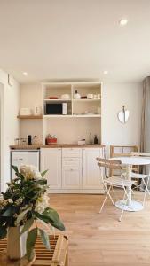 Appartements Splendide Studio parking clim terrasse : photos des chambres