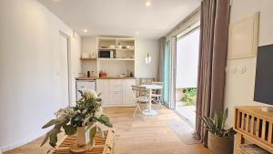 Appartements Splendide Studio parking clim terrasse : photos des chambres