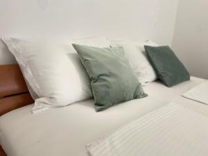 Courtyard Flats Studio URBAN STAY