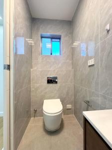 Cozy Bedroom with Private Bathroom and Toilet Close to Train Station Airport