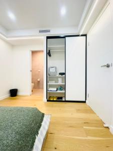 Cozy Bedroom with Private Bathroom and Toilet Close to Train Station Airport