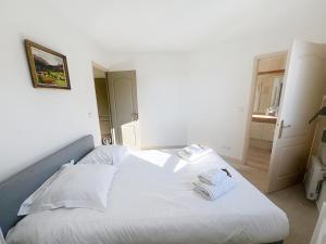 Bright and vast 1BR balcony parking heart of town 1 mn