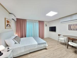 Gongdeok Modern Studio 102, 5min from Subway