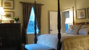 Queen Room with Garden View room in Yosemite Rose Bed and Breakfast