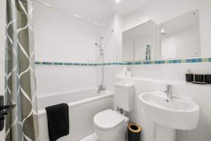 Spacious 3 Bed House in Reading by Amber Stays, Perfect for Business & Contractors, FREE Parking!