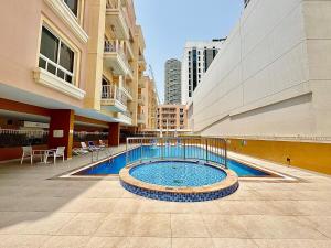 Homes2Retreat - JVC Charm - 1BR Apt with Private Balcony