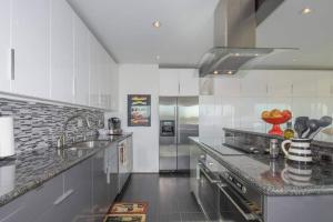 Large eclectic 1 BR above restaurant 15min to PDX