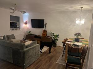 Wallington Green, near station, 30 min to London Bridge, 27 min to LDN Victoria