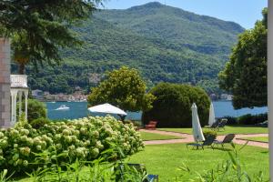 Cozy apartment on the lake, with pool, terrace and free parking - Casa Felice