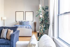 Loft Suite Walk to Conv Center Free Parking