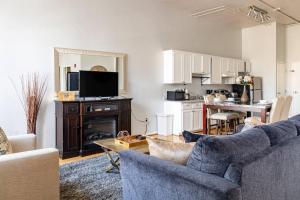 Loft Suite Walk to Conv Center Free Parking