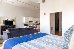 Loft Suite Walk to Conv Center Free Parking