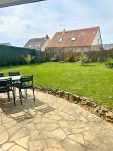 Maisons de vacances Maison familiale 3 chambres - Jardin clos BBQ linge inclus - Entre Caen et la Mer - Parking prive arrivee autonome : photos des chambres