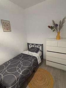 Appartements 2 Bed House, Parking and Courtyard, Villemomble, Paris : photos des chambres