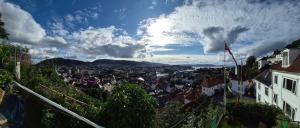 Nydelig hus med privat hage og fantastisk utsikt over Fisketorget, Bryggen og Bergen sentrum