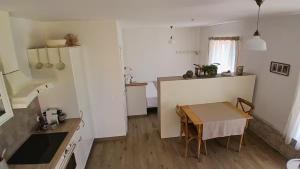 Seafronthouse NIKŠA, 2 km from Vis