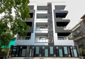 BedChambers Luxury Apartment Near Golf course Road