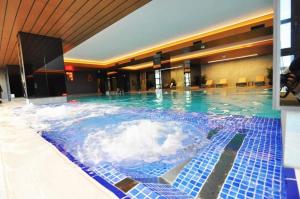 Gorgeous Bright Studio w Parking PoolViews! #236