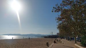 4p apt – terrace, AC, WiFi – 100m beach