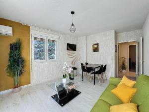 4p apt – terrace, AC, WiFi – 100m beach