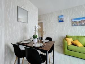 4p apt – terrace, AC, WiFi – 100m beach