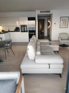 Zora Residence - Free Swimming pool and Garage Parking