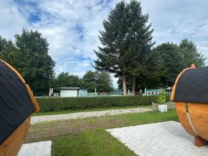 Schlaf-Fässer am Campingplatz Lienheim
