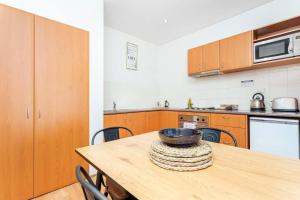 404 Big Beautiful One Bed & Balcony