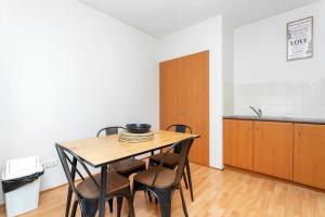 404 Big Beautiful One Bed & Balcony