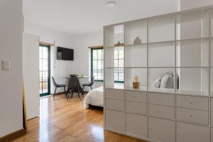 Bright Studio with Balcony in Central Cascais