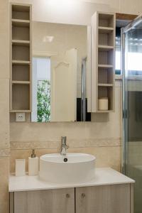 Bright Studio with Balcony in Central Cascais