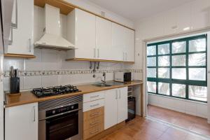 Bright Studio with Balcony in Central Cascais