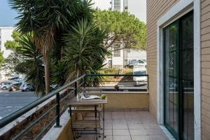 Bright Studio with Balcony in Central Cascais