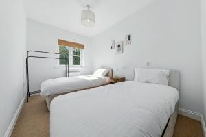 Two Bedroom Flat by Brookland Stays Serviced Accommodation Short Lets Leeds with Free WiFi