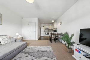 Two Bedroom Flat by Brookland Stays Serviced Accommodation Short Lets Leeds with Free WiFi